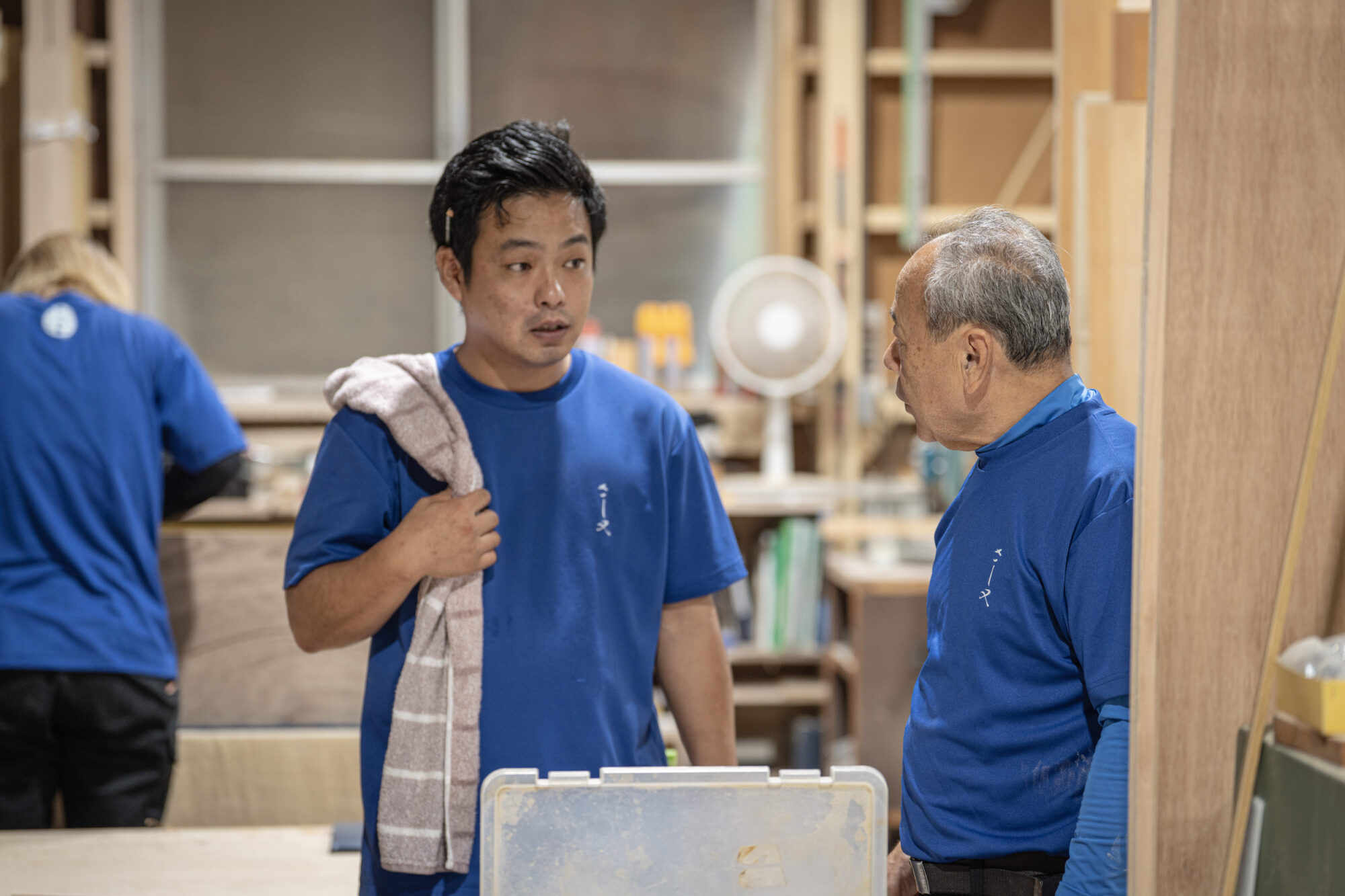 工房で協力して製作する職人たち
