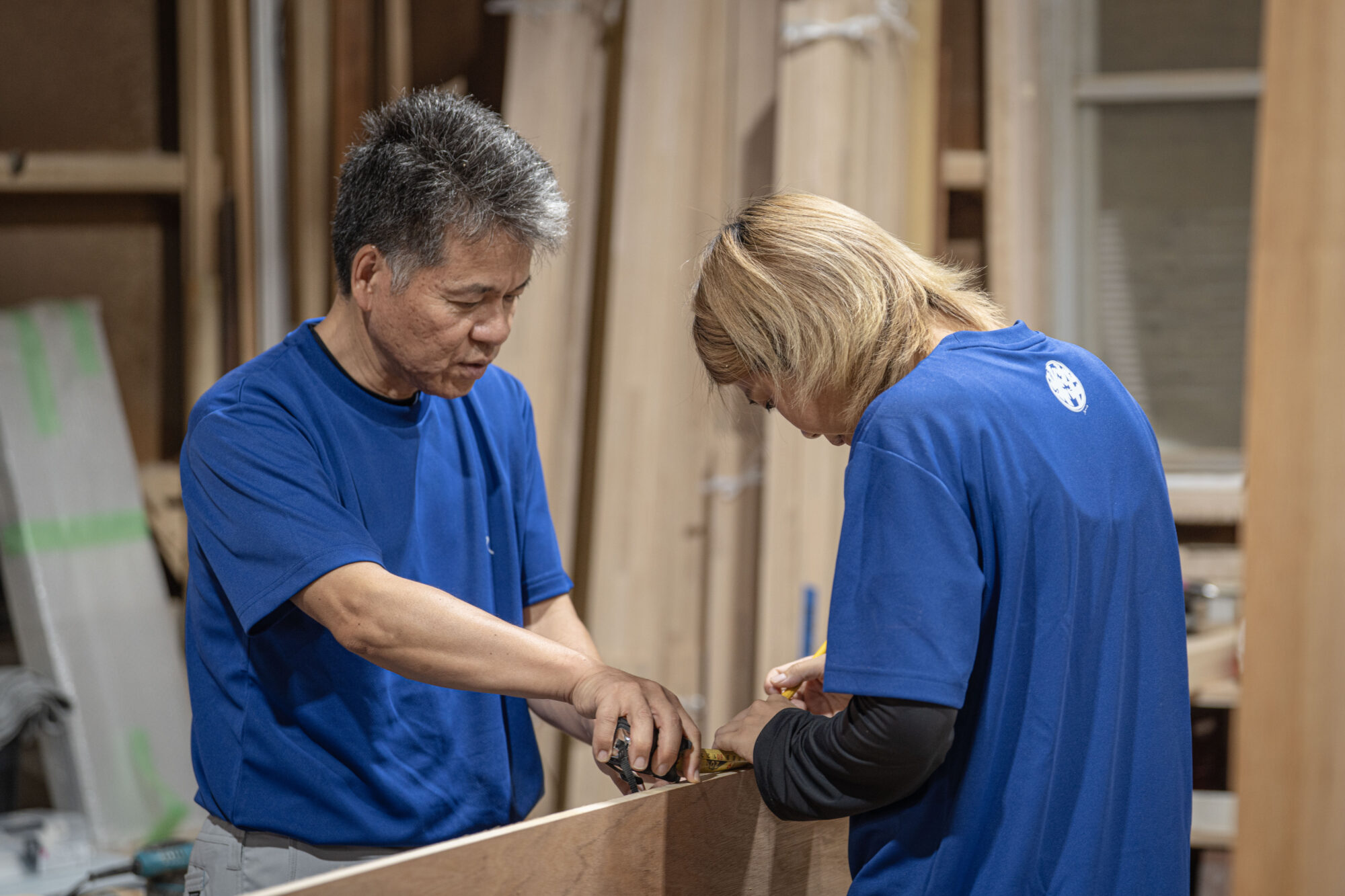 工房で相談しながら作業する職人